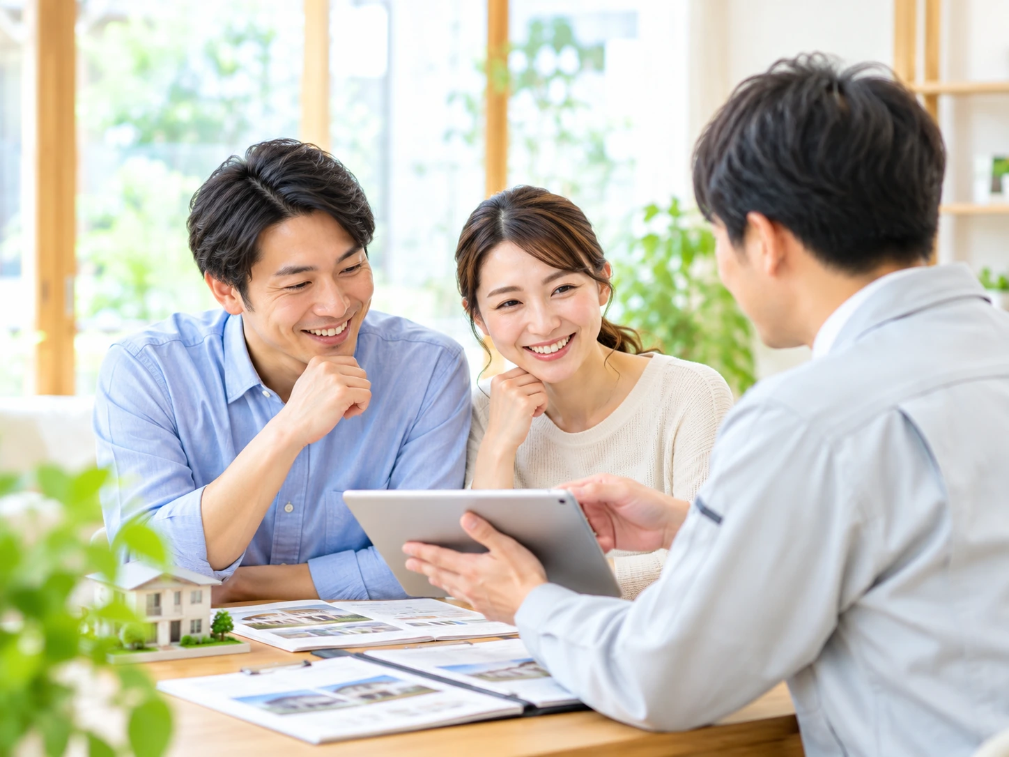 住まいの塗装について見積もり相談をするイメージ
