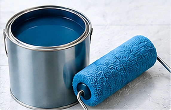 青色の塗料缶とローラーのイメージ