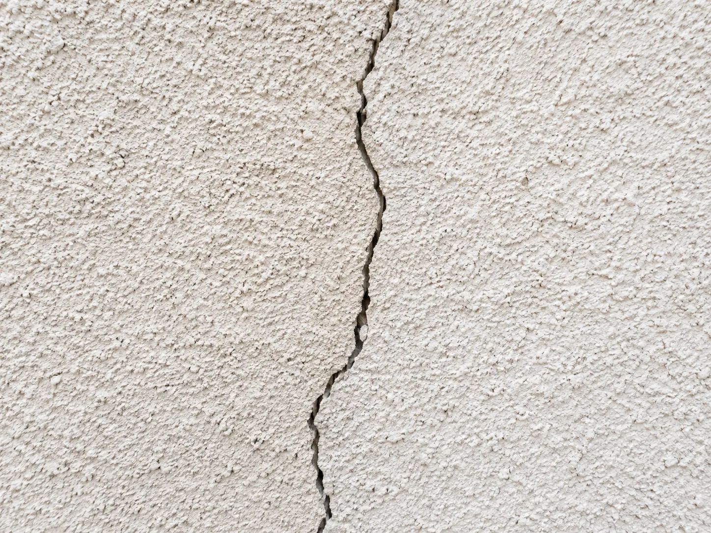 外壁に発生したひび割れ