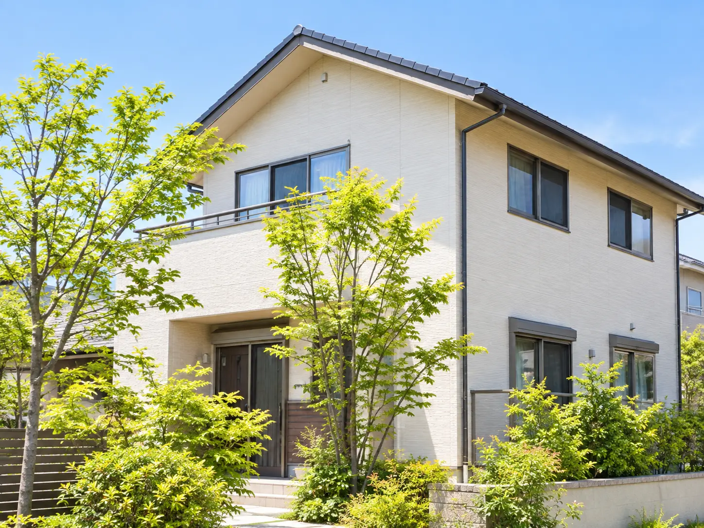 外壁塗装後のきれいな住宅外観